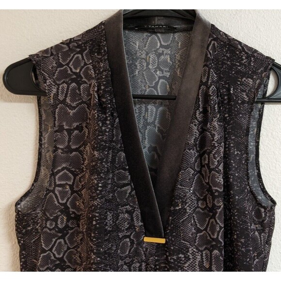 Women's T Tahari V-Neck Snake Print Sleeveless Gold Chain Accent Blouse Small - Picture 5 of 12